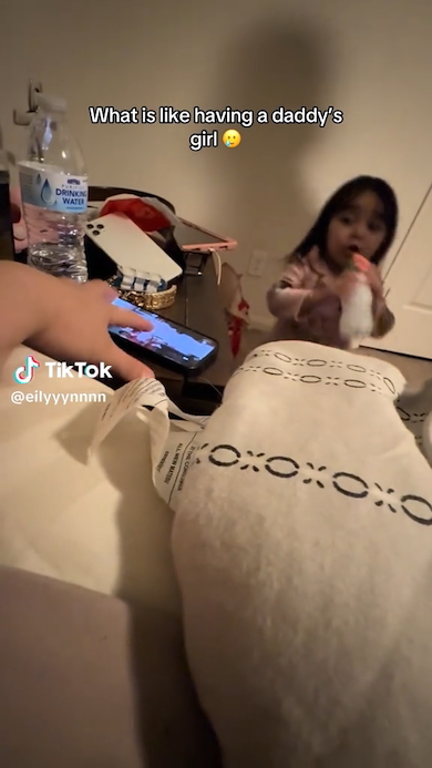 パパのスマホに触らせない娘