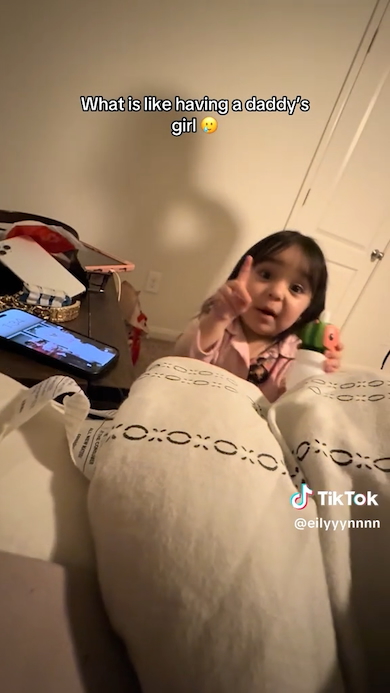 パパのスマホに触らせない娘