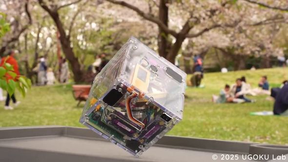 透明な箱に部品が詰め込まれているジャイロ効果を感じるやつGen2