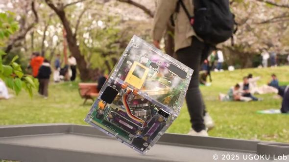 内部の部品が回転して1点で支える状態を維持