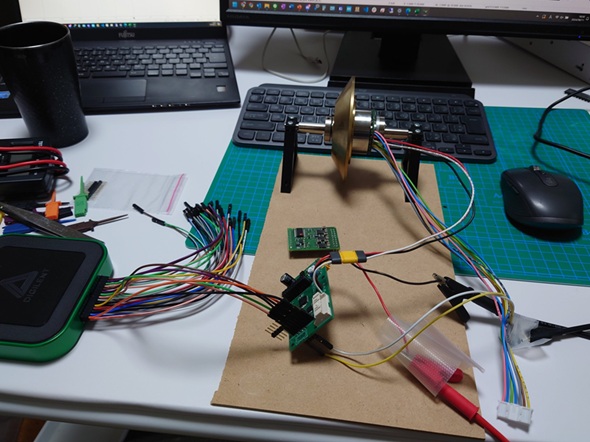 基板実装をしてデバッグに取り組む様子